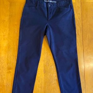 GAP Khaki Slim City Pants in Navy. size 6r